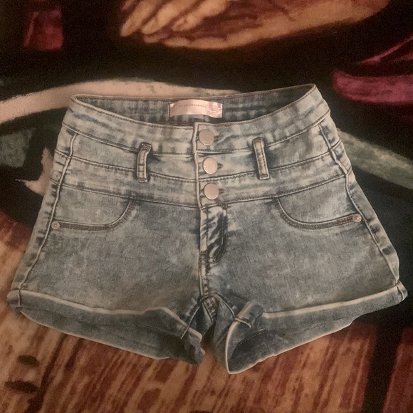 Light blue wash stretchy high waisted booty shorts - Picture 1 of 4